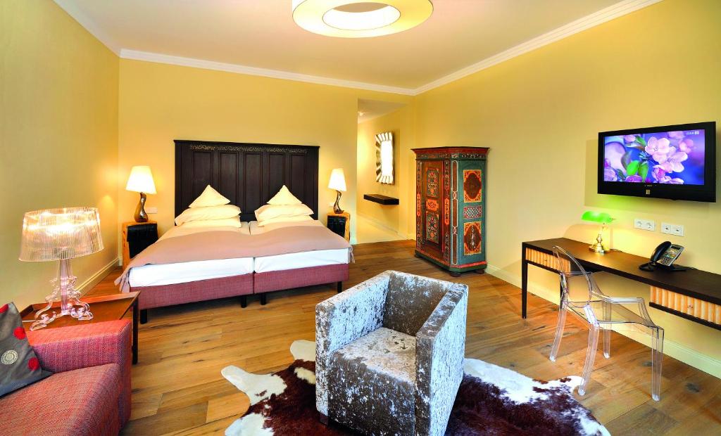 Mūsdienīga viesnīcas numura iekārtojums ar divguļamo gultu, ērtu atpūtas stūrīti un televizoru. Telpa ir gaiša ar siltām krāsām un elegantiem dekoriem.