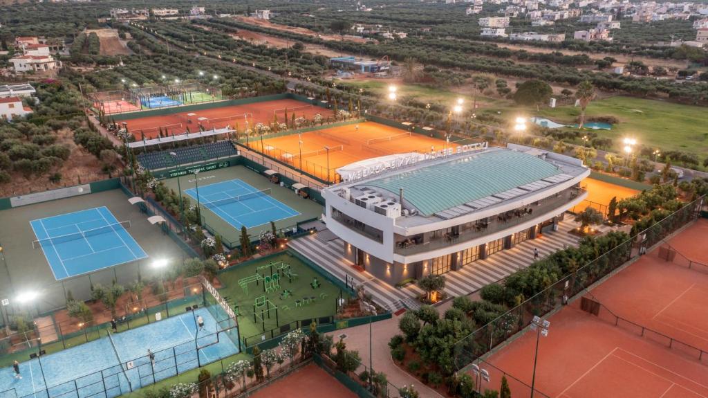Tennisu komplekss ar vairākām laukumiem un modernu ēku, apzaļumota apkārtne un apgaismojums spēļu laikā. Ideāla vieta sporta aktivitātēm un atpūtai.