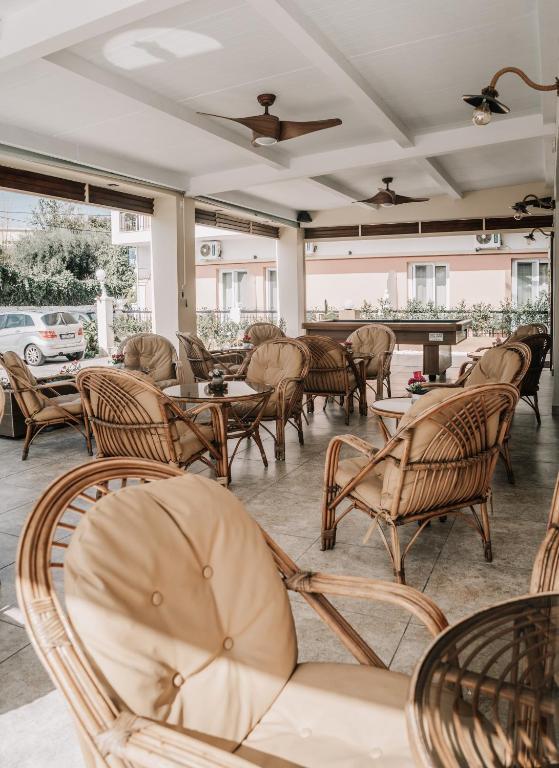 Lieliska atpūtas zona ar vītņu krēsliem un galdiem, ideāli piemērota socializēšanai vai relaksācijai. Telpā ir gaiša apgaismojuma un ventilācijas sistēma.