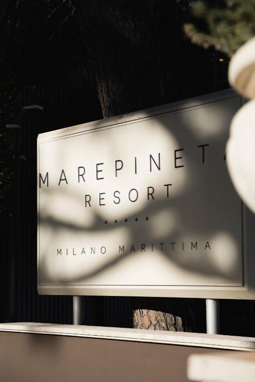 Marepineta Resort zīme Milano Marittimā, ar elegantu dizainu un četriem zvaigznēm.