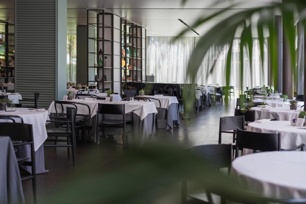 Moderns restorāns ar elegantiem galdiem un baltām galdautām, apzaļumotām telpām un gaisīgu atmosfēru. Ideāla vieta gastronomiskām baudām.