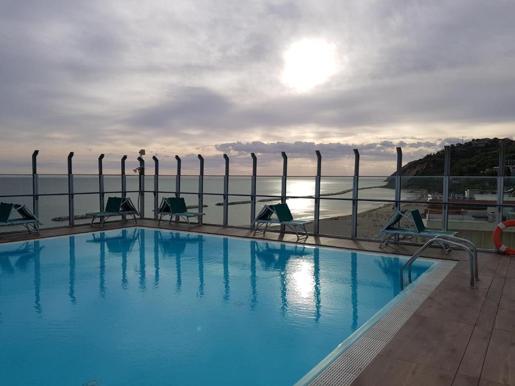 Peldbaseins ar skatu uz jūru un saulrietu, apņemts ar stikla žogu un atpūtas krēsliem. Ideāla vieta relaksācijai un atpūtai.