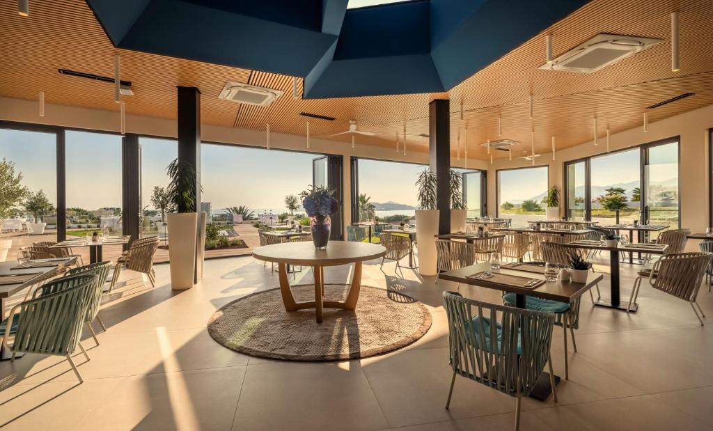 Mūsdienīgs restorāns ar plašiem logiem, kas piedāvā skatu uz dabu. Interjers ir elegants ar modernām mēbelēm un dabīgiem elementiem.