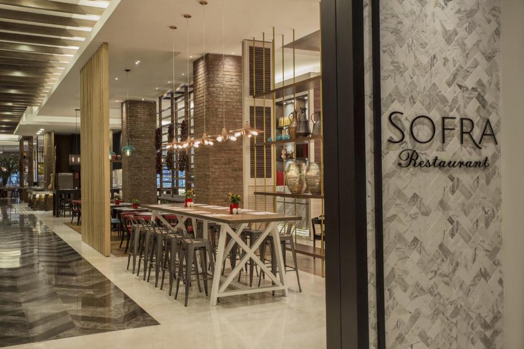 Mūsdienīgs restorāns ar elegantu interjeru un gaumīgu apgaismojumu, kas rada siltu atmosfēru. Uzsvars uz viesmīlību un estētiku.