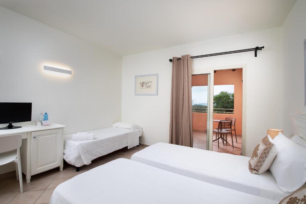 Mūsdienīgs viesnīcas numurs ar divām gultām, rakstāmgaldu un balkonu, kas piedāvā skatu uz dārzu. Interjers ir gaišs un vienkāršs, ar neitrālām krāsām un minimālistisku dizainu.