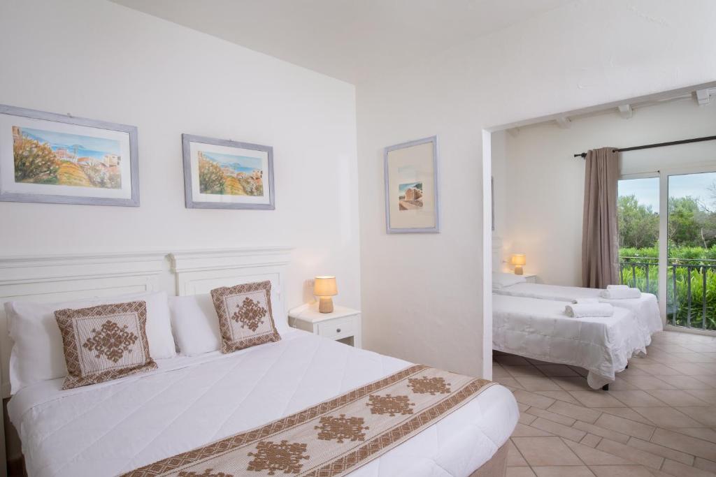 Gaiša viesnīcas numuriņa iekārtojums ar divām gultām, mākslas darbiem uz sienām un skatu uz dārzu. Numuriņā ir eleganta gaisma un relaksējoša atmosfēra.