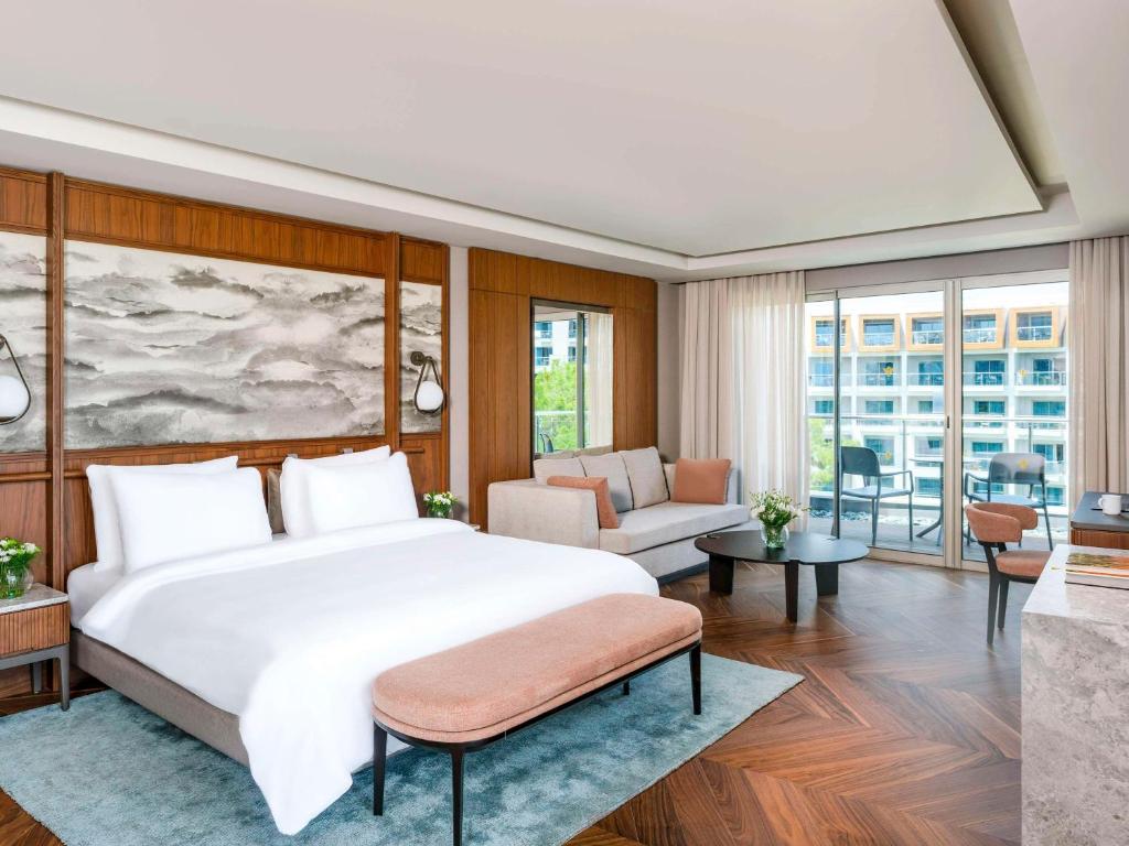 Mūsdienīgs numurs viesnīcā Rixos Sungate - The Land of Legends Access ar balkonu un ērtām mēbelēm.