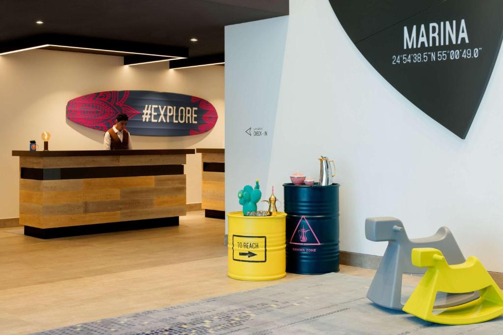 Rove Dubai Marina viesnīcas reģistratūra ar modernu dizainu.