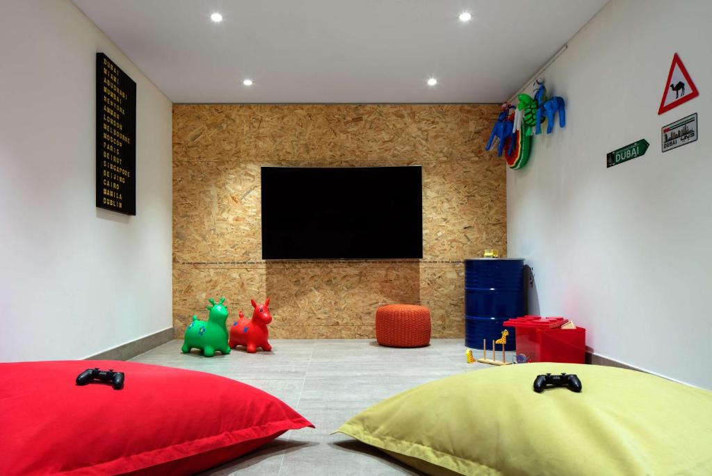 Rove Dubai Marina bērnu rotaļu telpa ar TV un rotaļlietām.