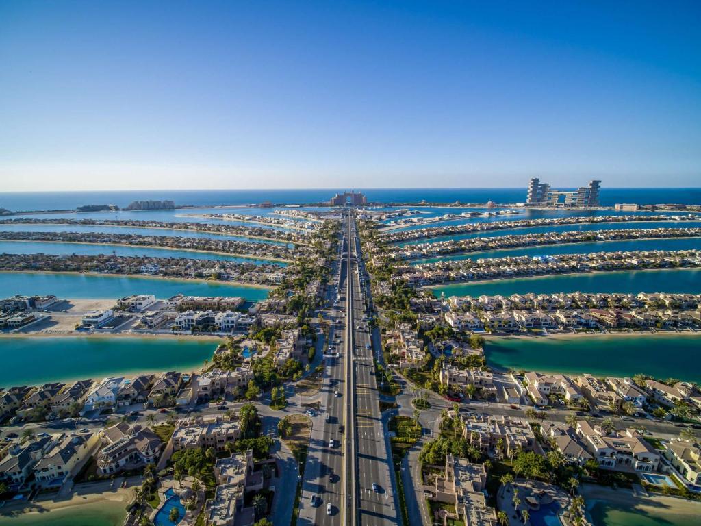 Skats uz Palm Jumeirah pie jūras Dubajā.
