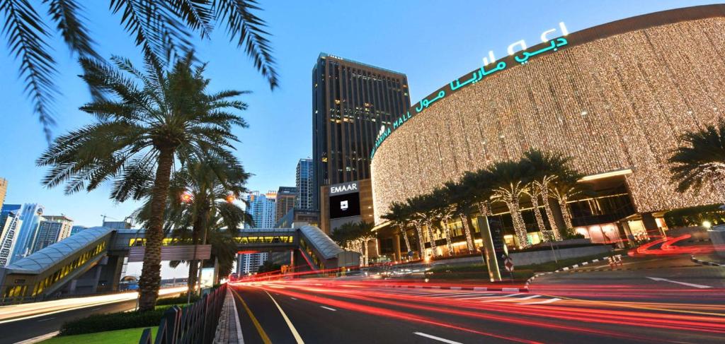 Rove Dubai Marina viesnīca pie Dubai Marina Mall vakarā.