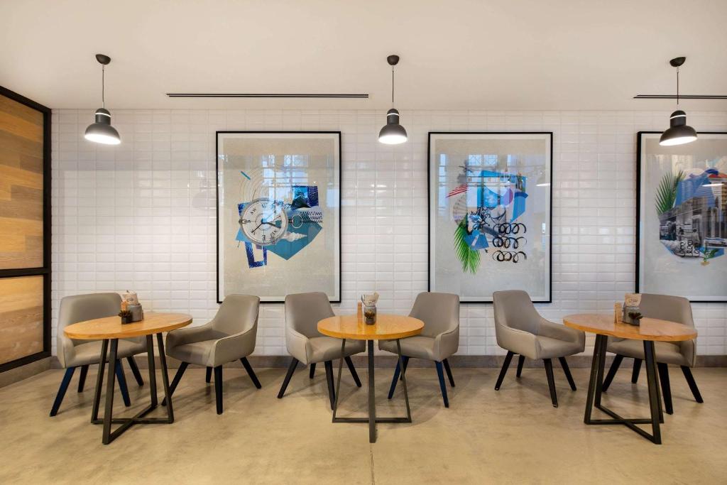 Mūsdienīgs Rove Dubai Marina atpūtas stūrītis ar mākslas darbiem.