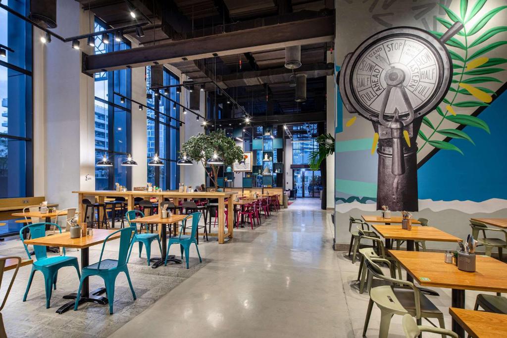 Rove Dubai Marina restorāna interjers ar modernu dizainu