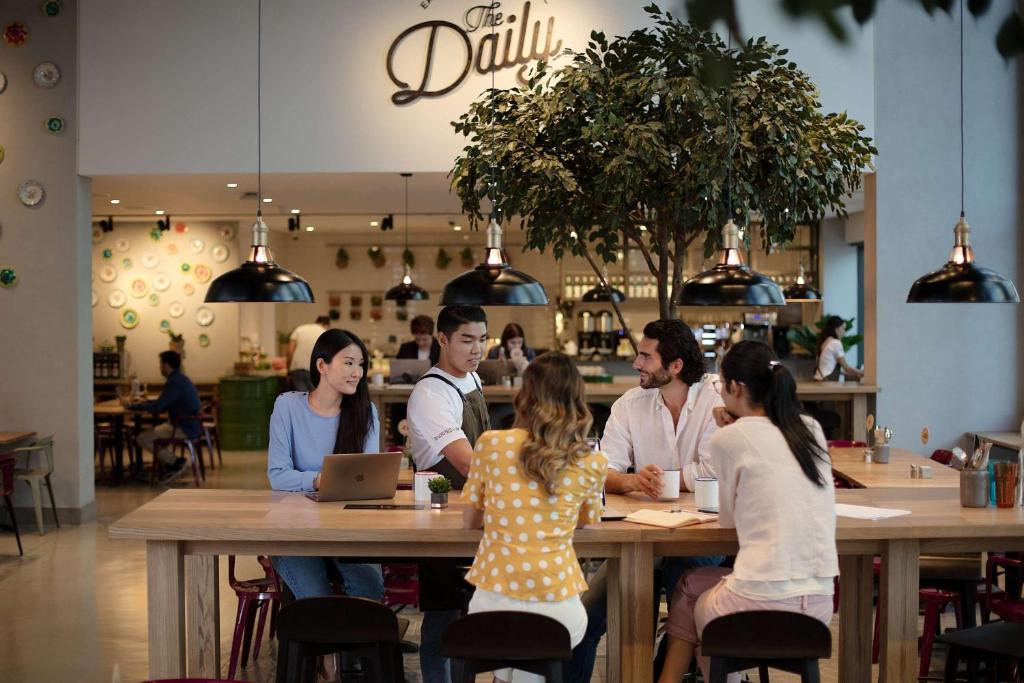 Rove Dubai Marina kafejnīca ar cilvēkiem pie galda