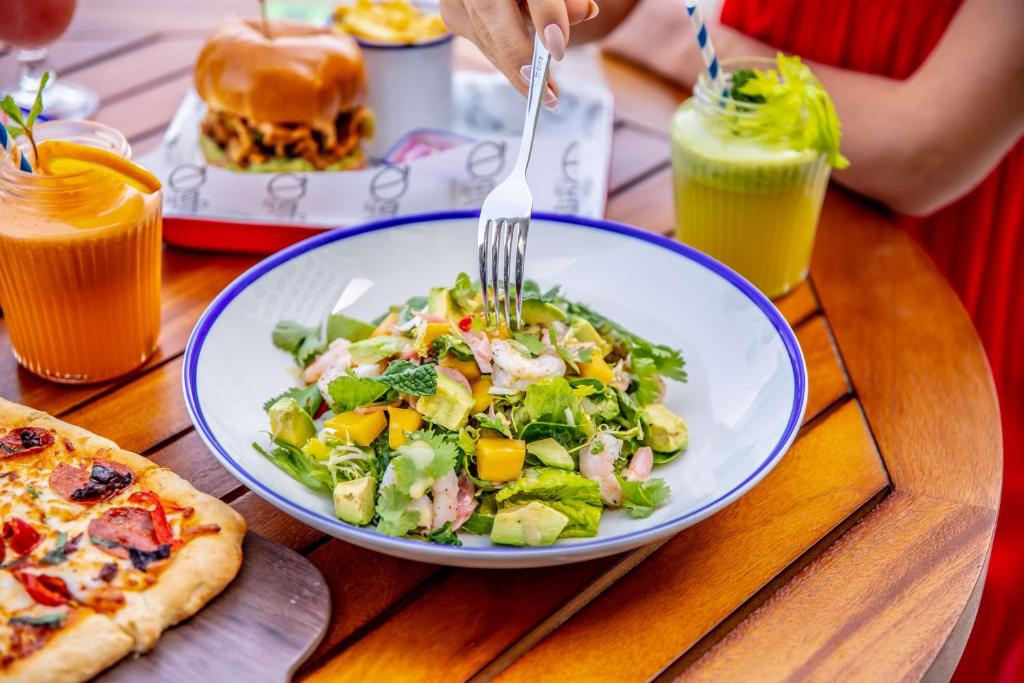 Rove Dubai Marina restorāna krāsains ēdiens ar salātiem