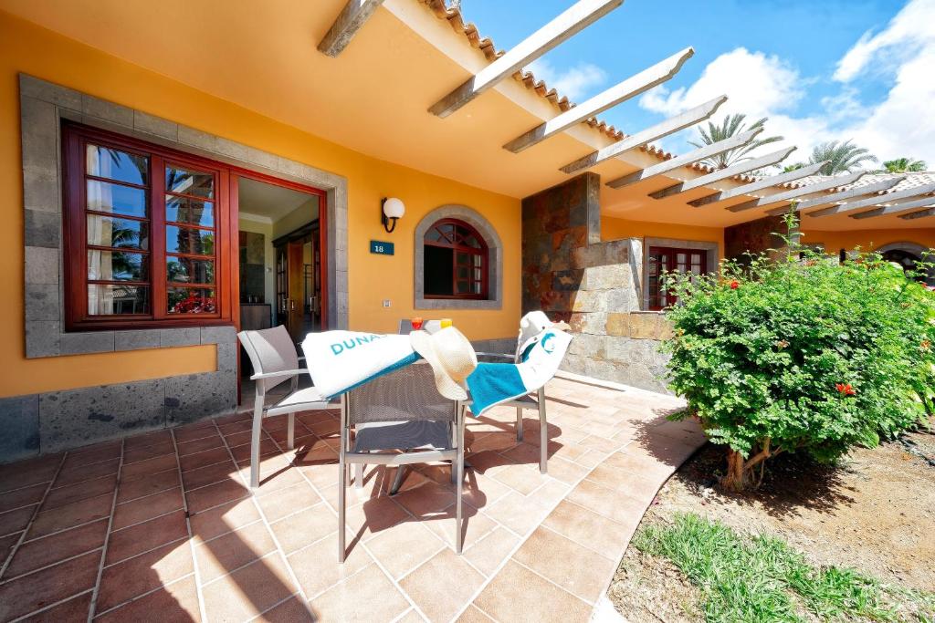 Mūsdienīga terase ar ērtām mēbelēm, kas piedāvā relaksāciju un skatu uz apkārtējo dabu. Pēcpusdienas saule rada patīkamu atmosfēru.