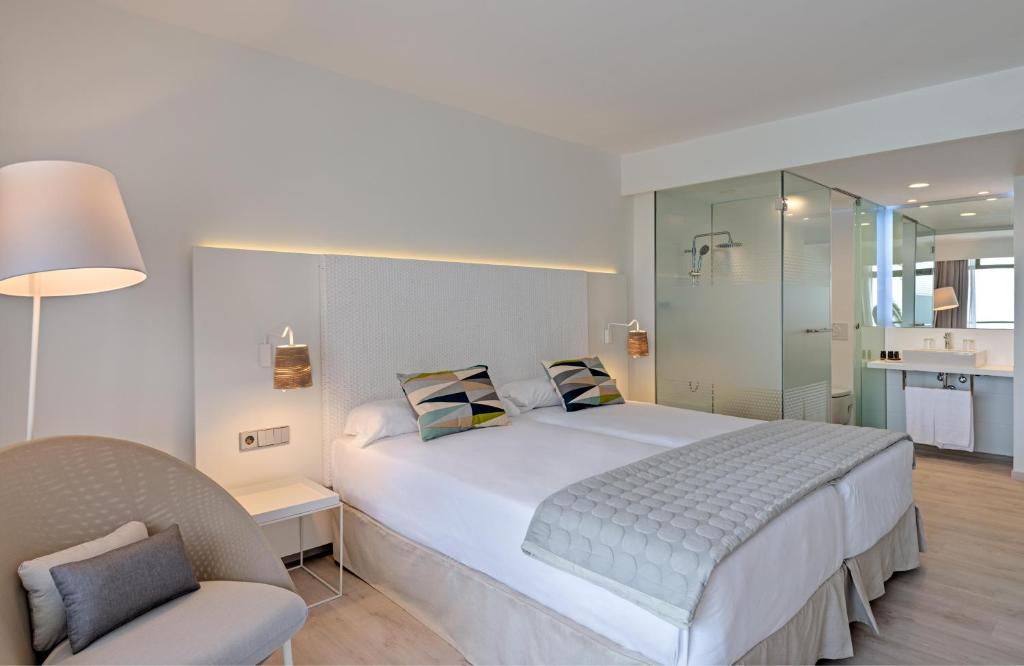 Mūsdienīgs viesnīcas numurs ar divām gultām, gaišām krāsām un stikla dušu. Interjers ir elegants un ērts, ar komfortablu atpūtas krēslu un modernas apgaismojuma iespējas.