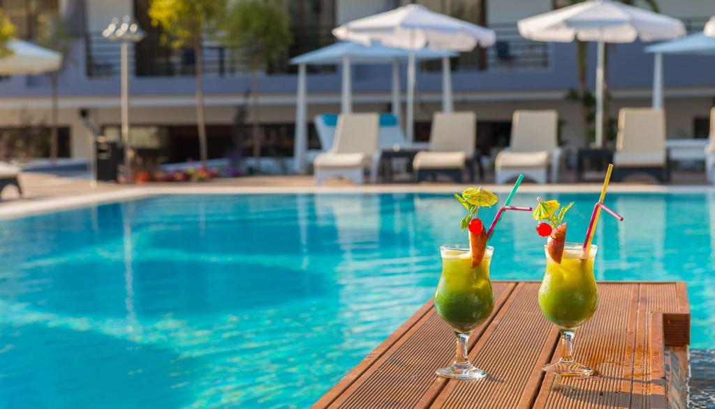Divi dzērieni pie Sunny Days Hotel-Apartments baseina