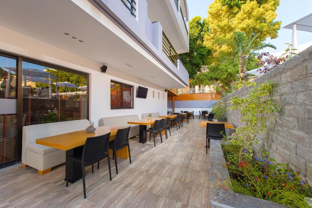Āra terase ar galdiem un krēsliem Sunny Days Hotel-Apartments