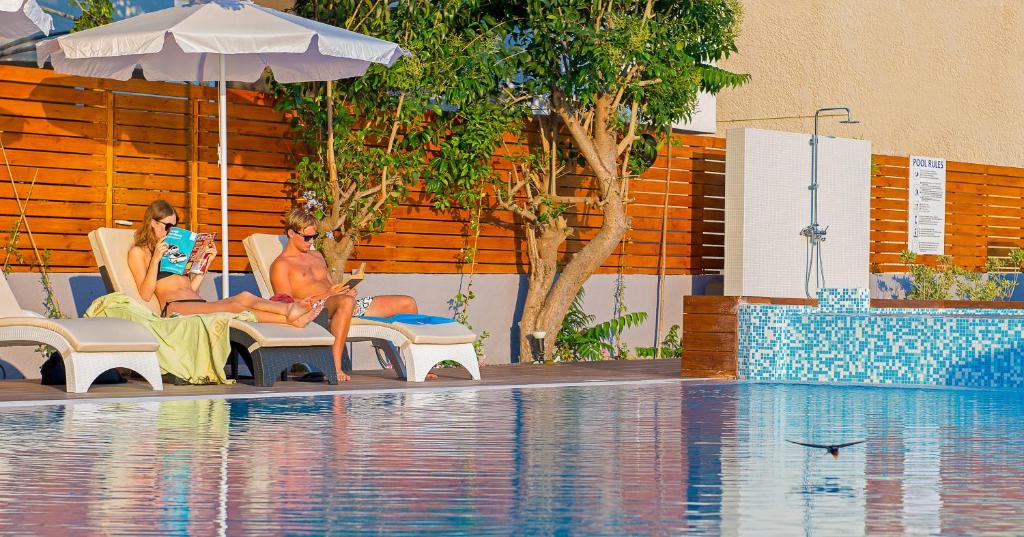 Pārī pie baseina atpūšas Sunny Days Hotel-Apartments
