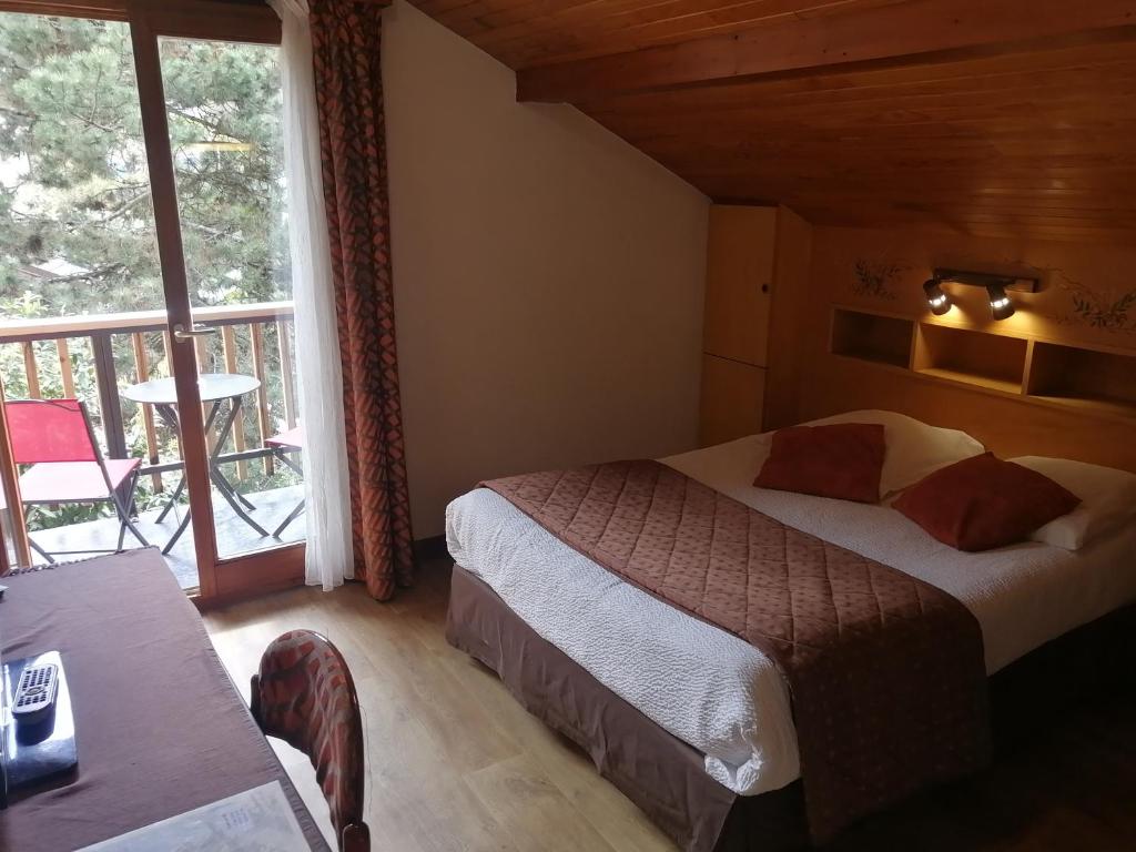 Miega telpa ar koka griestiem, divguļamo gultu un mazu balkonu, kurā ir galdiņš un krēsli. Telpa ir gaiša un mājīga, ar dabīgu apgaismojumu no logiem.