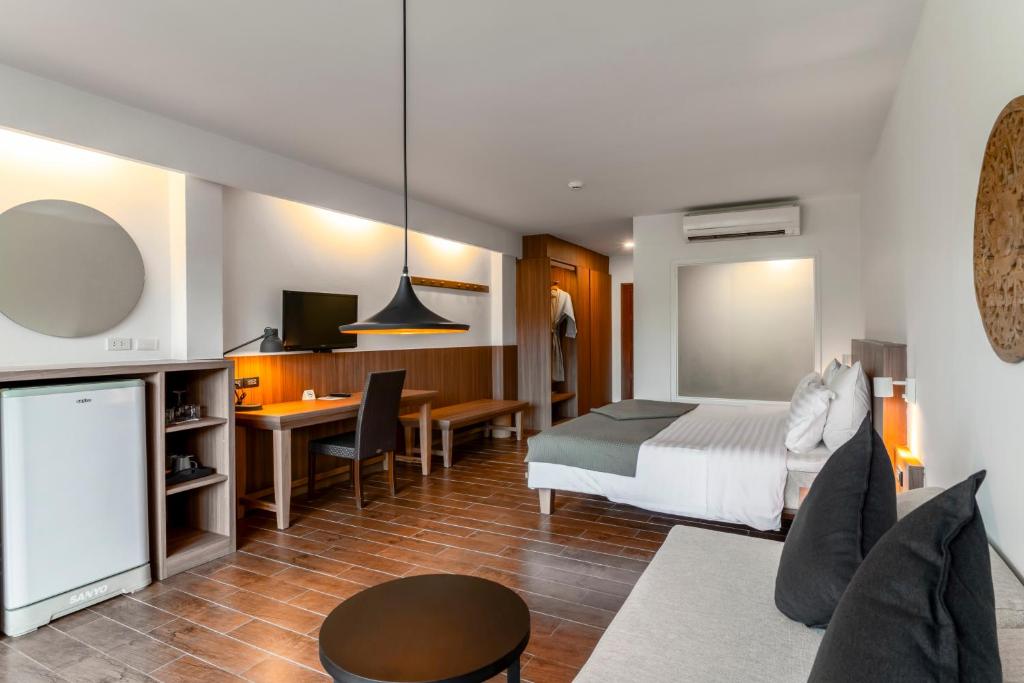 Mūsdienīgs viesnīcas numurs ar ērtu gultu, darba galdu un mini ledusskapi. Interjers ir gaišs ar koka akcentiem un modernu apgaismojumu.