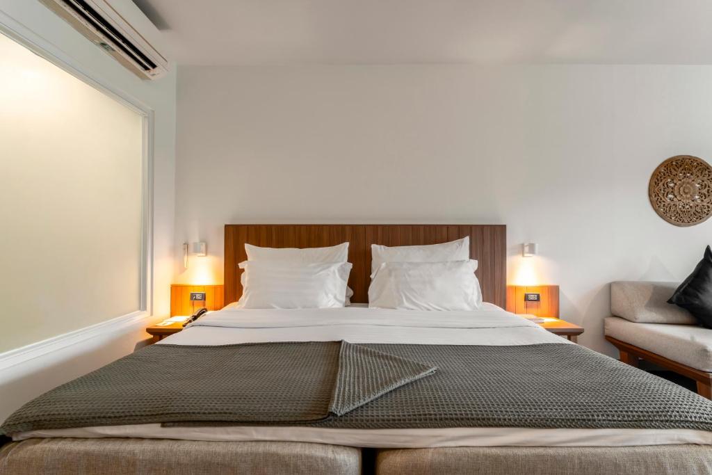 Mūsdienīgs guļamistabas interjers ar ērtu gultu un apgaismojumu, kas rada relaksējošu atmosfēru. Sienas rotā tradicionāls elements, un telpa ir gaiša un plaša.