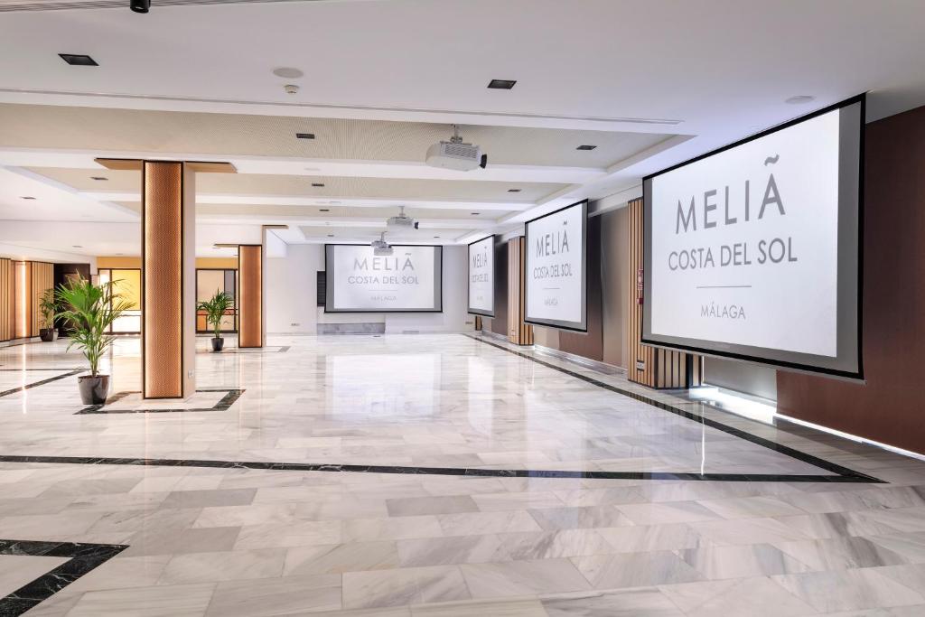 Moderns konferences centrs ar plašām telpām un projektoriem, kas izceļ Meliã Costa del Sol zīmolu. Interjers ir elegants, ar marmorētām grīdām un zaļiem augiem.