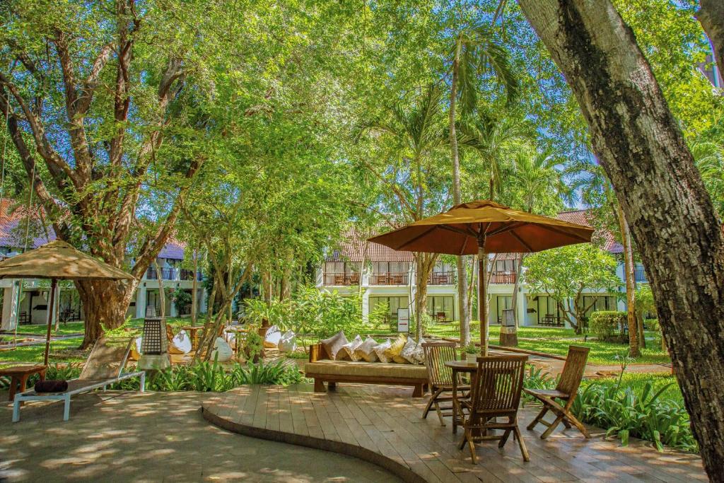 Pastaiga caur zaļu dārzu ar ērtām mēbelēm, sauļošanās vietām un koka terasi, kas atrodas viesnīcas teritorijā. Ideāla vieta relaksācijai dabā.