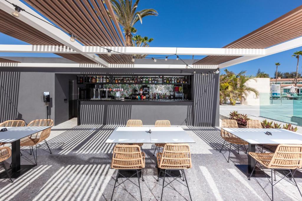 Moderns bārs ar elegantām koka konstrukcijām un brīvu terasi, kas piedāvā relaksējošu atmosfēru un skatu uz baseinu. Ideāli piemērots atpūtai un dzērienu baudīšanai.