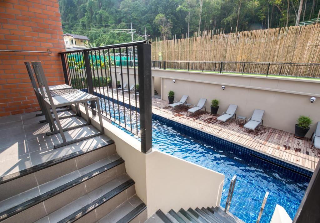 Skats uz baseinu no Sugar Marina Resort Cliffhanger Aonang balkona