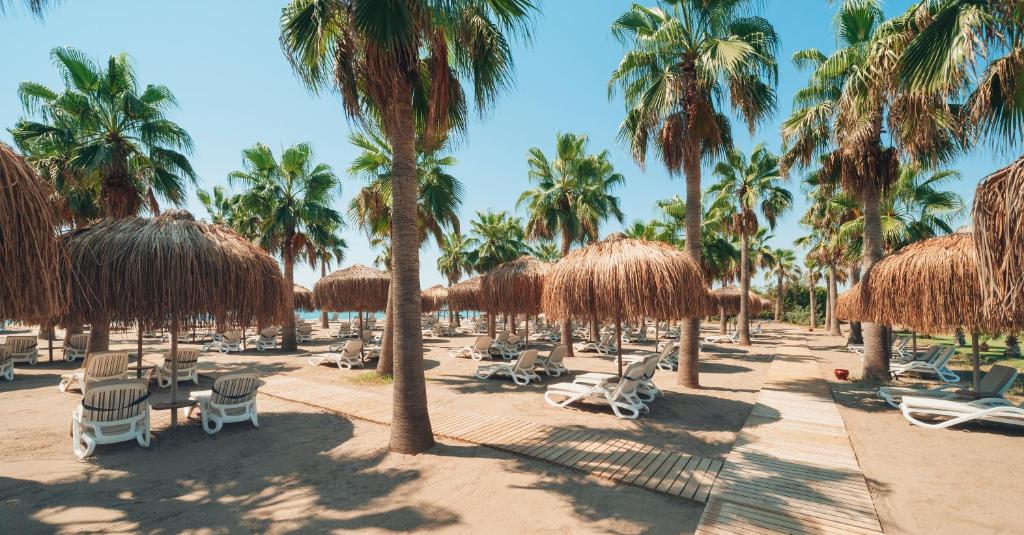 Pludmale ar palmām pie Selectum Family Resort Belek
