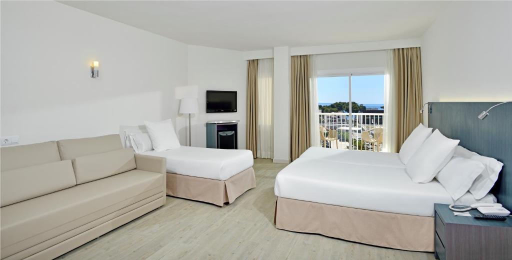 Mūsdienīgs viesnīcas numurs ar divām gultām un dīvānu, kas nodrošina ērtu atpūtu. Numurā ir arī televizors un balkons ar skatu uz jūru.