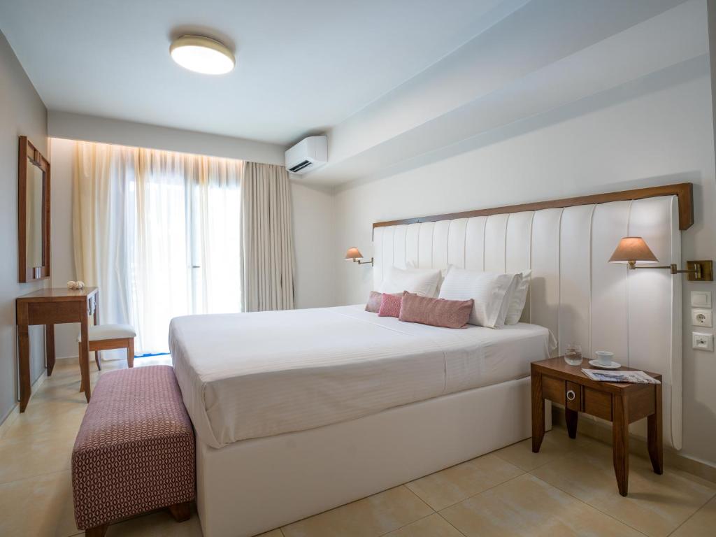 Mūsdienīgs guļamistabas interjers ar ērtu divguļamo gultu, koka mēbelēm un dabīgu apgaismojumu. Telpā ir pieejama arī komfortabla sēdēšanas zona un lieli logi, kas dod iespēju izbaudīt dabas gaismu.