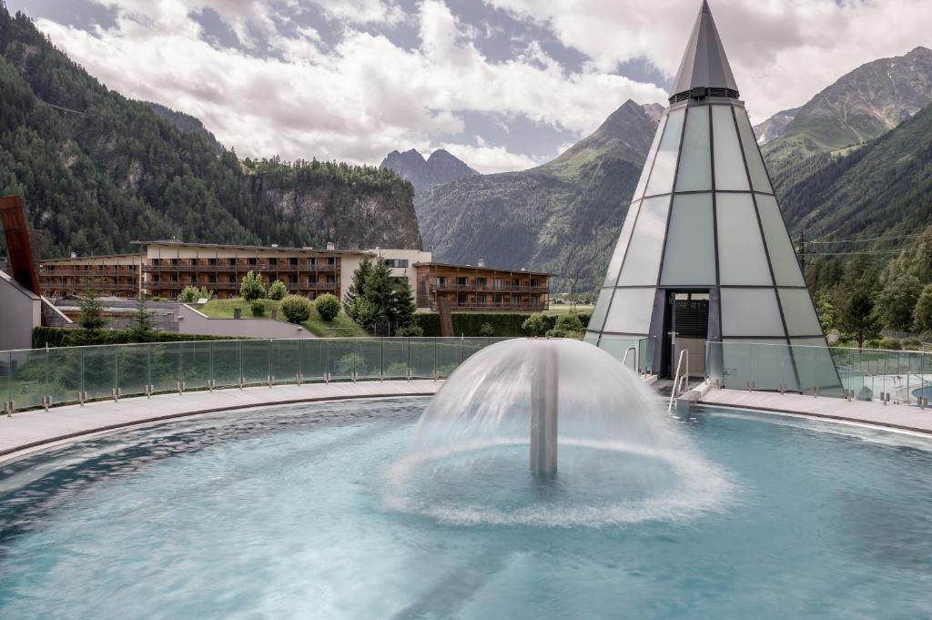 Mūsdienīga spa ar stikla piramīdas struktūru un ūdens strūklaku, ieskauta kalnu ainavā. Ideāla vieta relaksācijai un atpūtai.