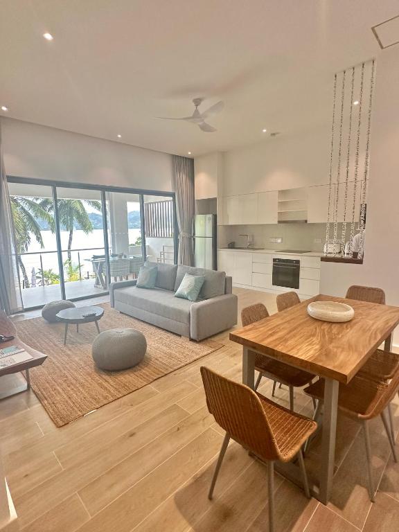 Mūsdienīgs un elegants dzīvoklis ar atvērta plānojuma dzīvojamo telpu, kas piedāvā skatu uz dabu. Interjerā ir gaišas krāsas, ērti mēbeles un lieli logi, kas nodrošina dabisko apgaismojumu.