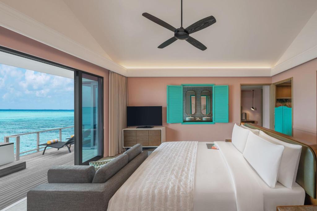 Mūsdienīgs viesnīcas numurs ar skatu uz okeānu, gaišām krāsām un eksotiskām akcentiem, kas rada relaksējošu atmosfēru. Numurā iekļauts liels gultas un mīksta dīvāna komplekts, kā arī balkons ar piekļuvi ārējai terasei.