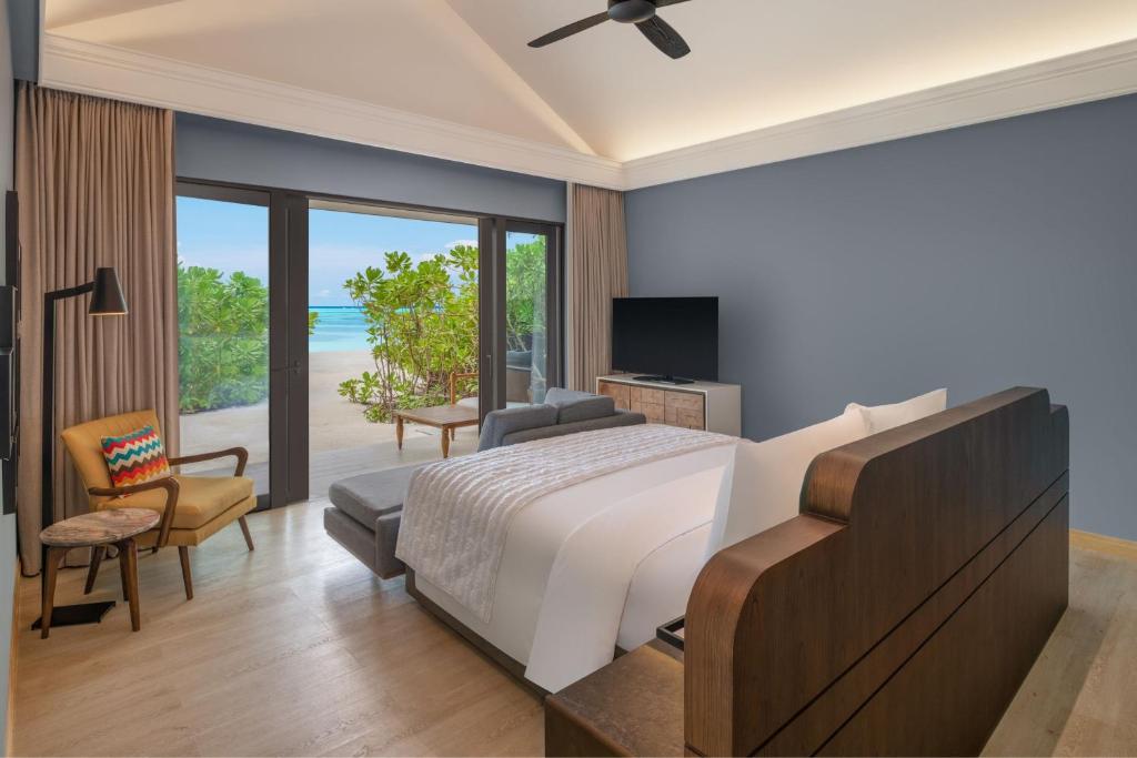 Mūsdienīgs viesnīcas numurs ar skatu uz pludmali, kurā ir gulta, dīvāns un ērta atpūtas zona. Lieliski piemērots relaksācijai un atpūtai.