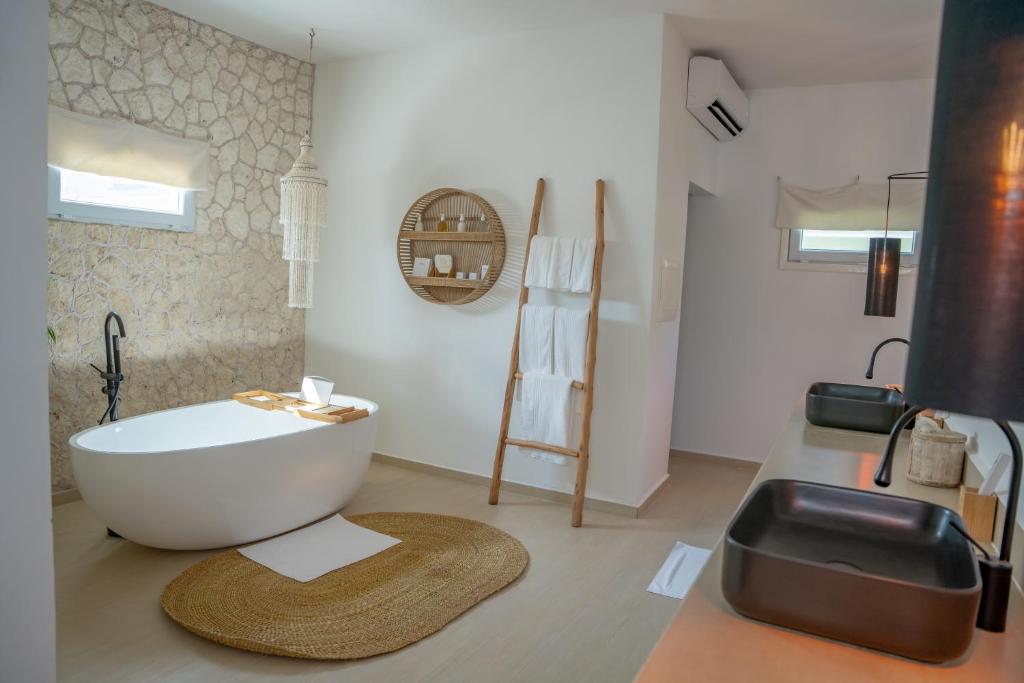 Mūsdienīgs vannas istabas interjers ar brīvo stāvošu vannu, akmens sienu un dabīgām dekora detaļām. Eleganta un relaksējoša atmosfēra ar minimālistisku dizainu.