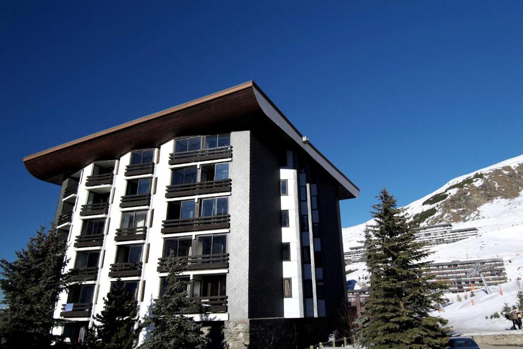 Mūsdienīga kalnu viesnīca ar lielu jumtu un plašiem logiem, apkārt sniegoti kalni un skujkoki. Ideāla vieta atpūtai ziemas sporta entuziastiem.