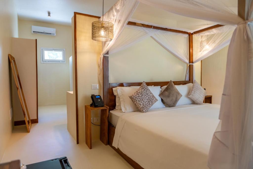 Numurs ar baldahīnu Alma Boutique Hotel.