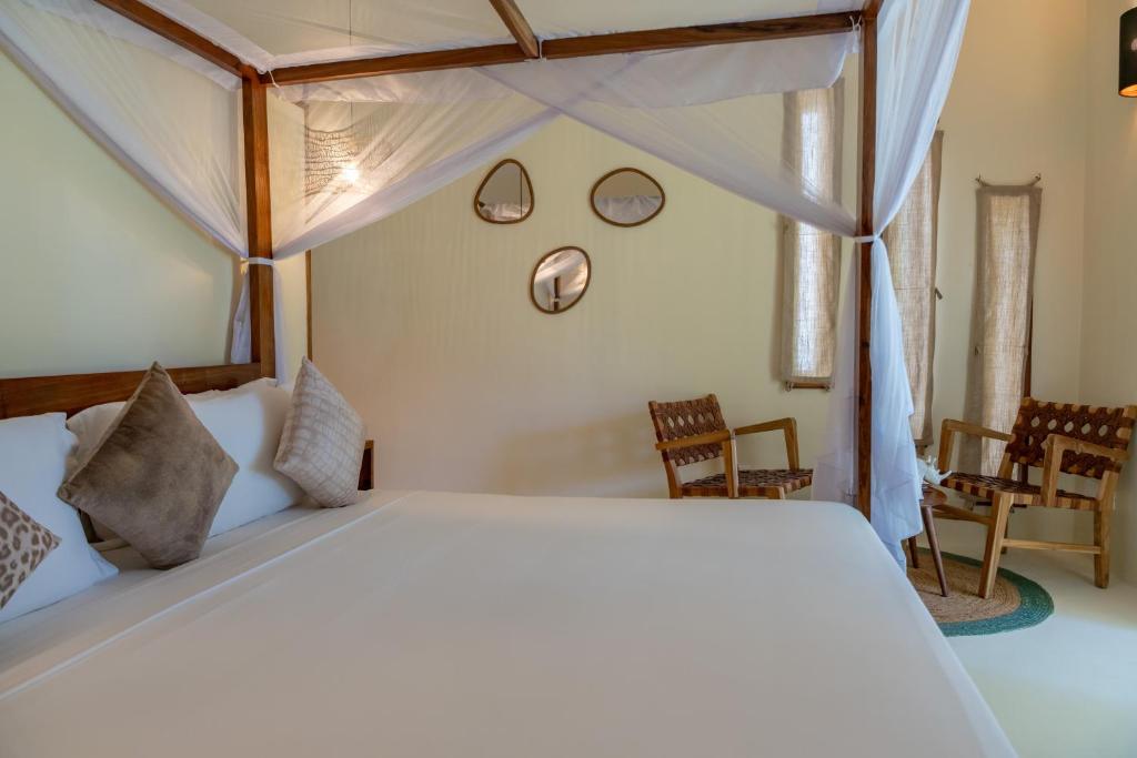 Elegants numurs ar baldahīna gultu Alma Boutique Hotel