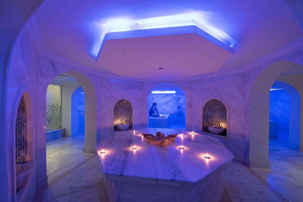 Mūsdienīgs spa telpa ar marmora virsmām un relaksējošu zilu apgaismojumu, kurā izvietoti sveču gaismas avoti un relaksācijas zonas. Ideāla atmosfēra atpūtai un atjaunošanai.