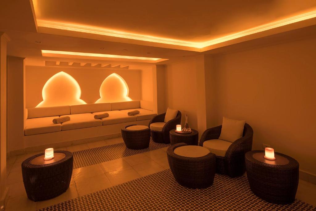 Mūsdienīgs spa telpa ar siltu apgaismojumu, ērtām mēbelēm un relaksējošu atmosfēru. Ideāla vieta atpūtai un komfortam.