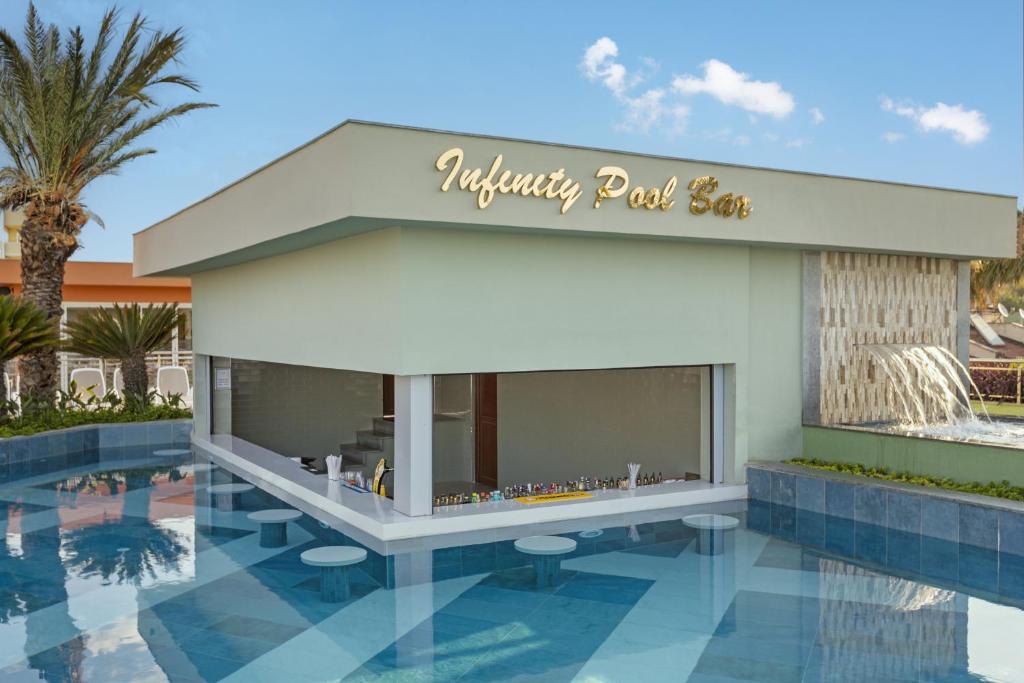 Mūsdienīgs baseina bārs ar nosaukumu 