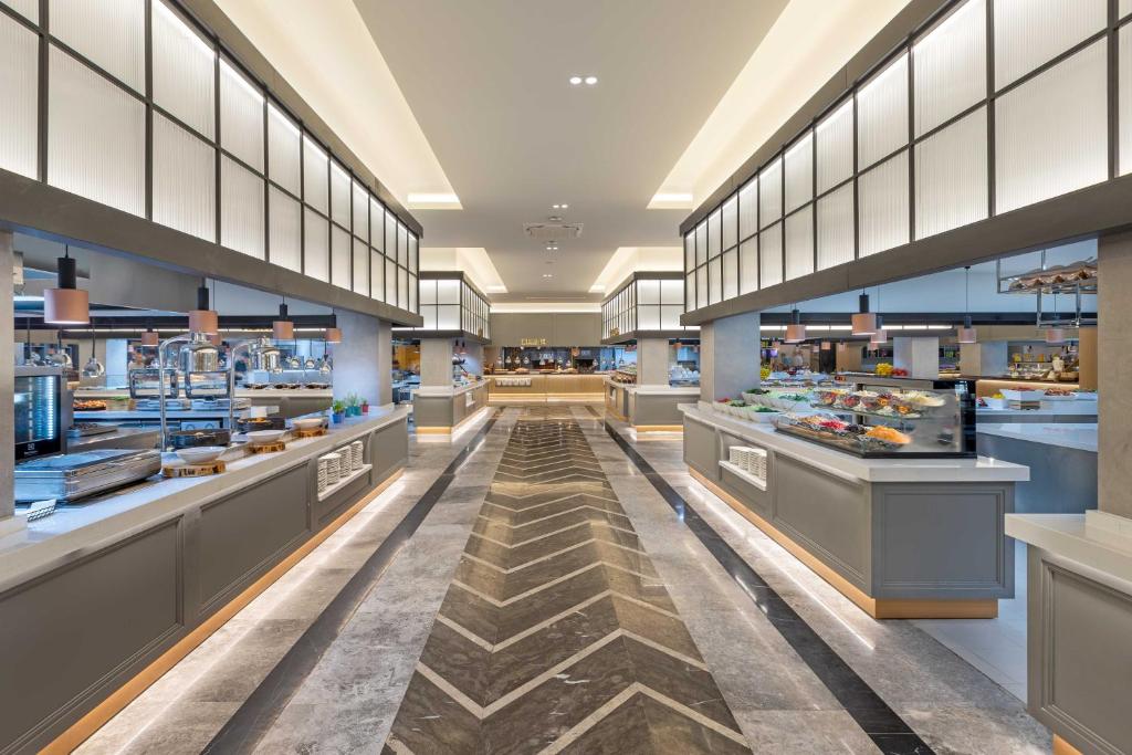 Mūsdienīgs bufetes restorāns ar plašām virsmām un elegantu apgaismojumu, piedāvā dažādus ēdienus un dzērienus. Interjers ir gaišs un gaisa piepildīts ar viesmīlību.