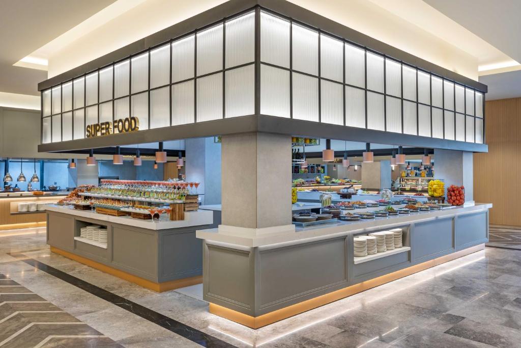 Mūsdienīgs bufetes stils ar uzrakstu 