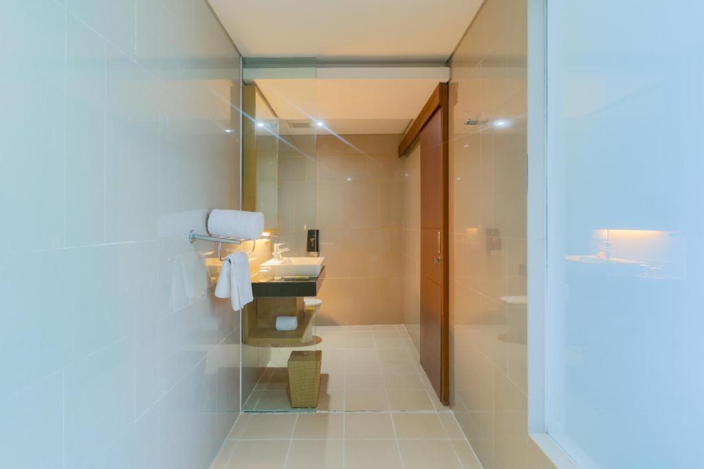 Moderns un elegants vannas istabas interjers ar gaišām flīzēm, izsmalcinātu izskatu un visām nepieciešamajām ērtībām.