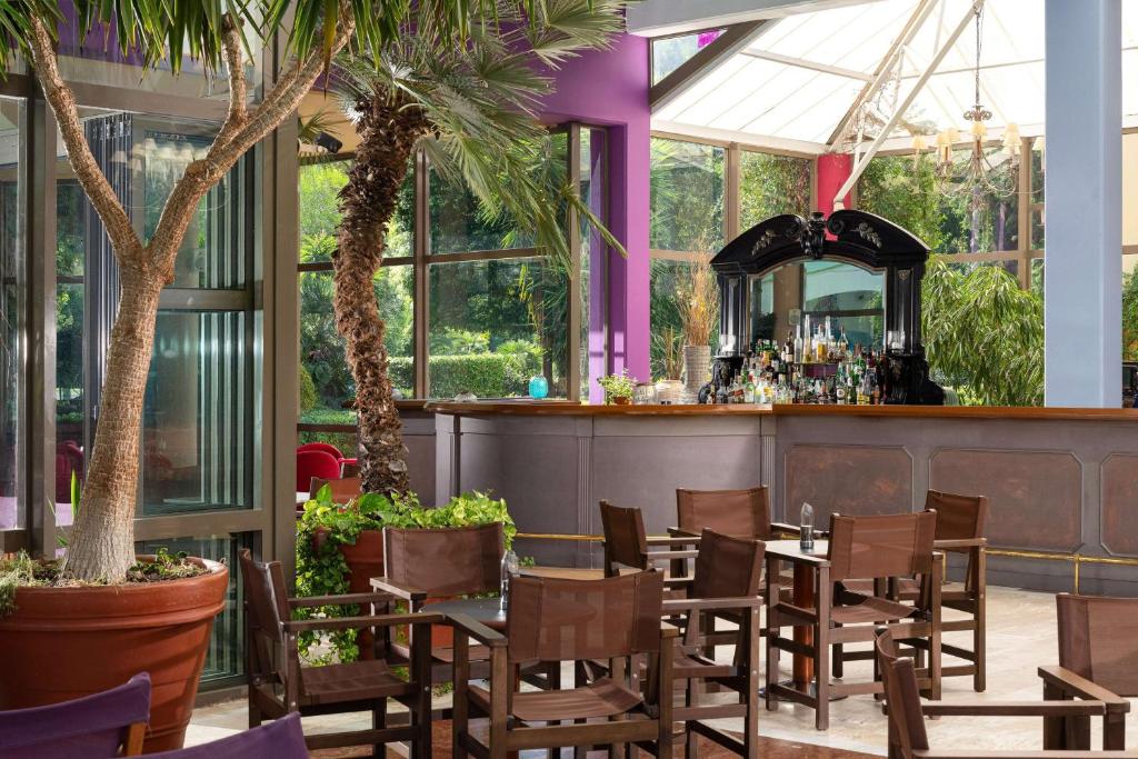 Moderns restorāns ar plašu bāru un augstiem logiem, kas ļauj ieplūst dabiskajai gaismai, apzaļumots ar palmām un augiem. Sēdvietas iekārtotas patīkamā un relaksējošā vidē.