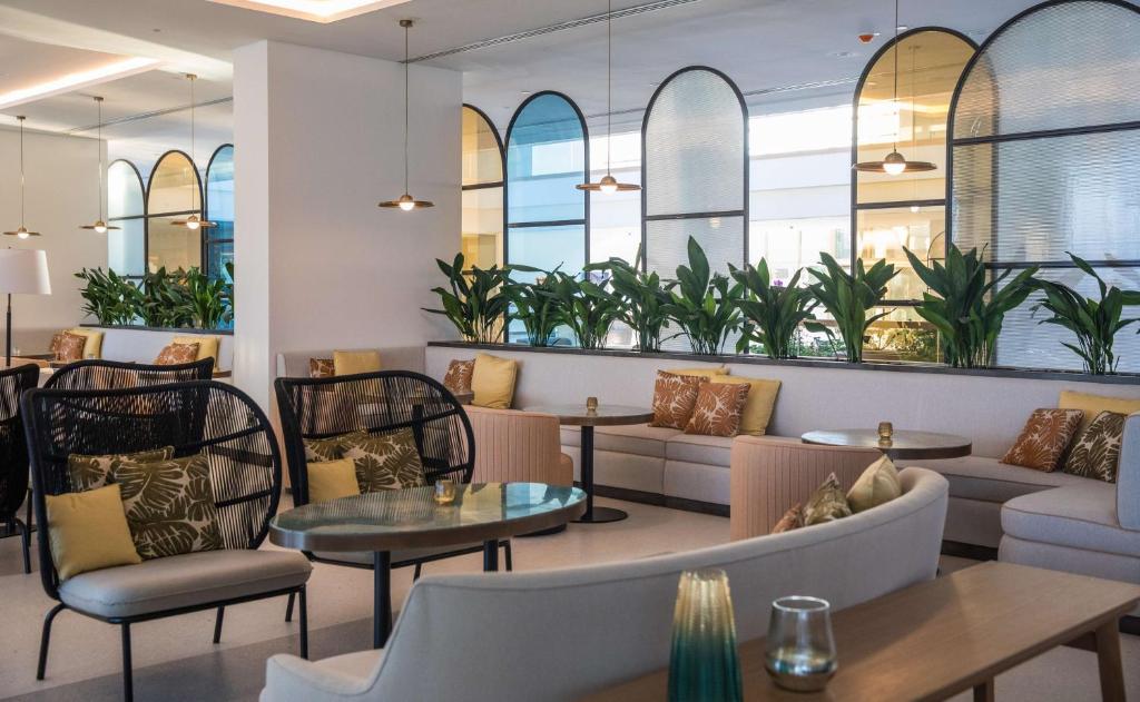 Mūsdienīgs un elegants interjers ar dārza augiem un komfortablām sēdvietām, radot relaksējošu atmosfēru. Interjers ir apgaismots ar stilīgām lampām un izceļas ar lieliem logiem.